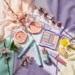 Palette colori tendenza primavera con trucchi e outfit coordinati in toni pastello e vivaci