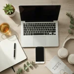 Digital detox per ridurre lo schermo: smartphone circondato da libri, tè e articoli di benessere su scrivania in legno