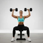 Donna che esegue esercizi petto in palestra con manubri, tonificazione pettorali
