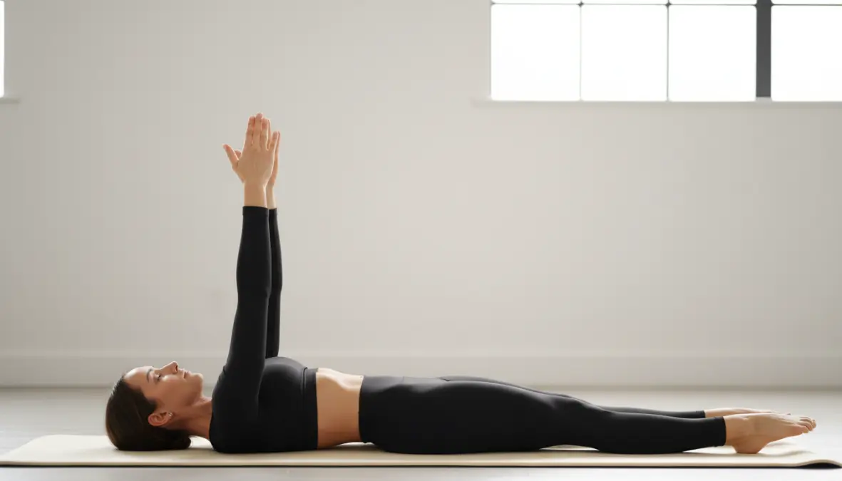 Esercizio pilates addominali Roll Up per donne, posizione iniziale sdraiata con postura corretta