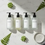 Skincare maschile routine: prodotti essenziali per la cura della pelle uomo disposti su superficie in marmo bianco con sfondo minimalista