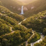 Panorama aereo di una valle verde con strutture di turismo sostenibile immerse nella natura, illustrazione del concetto di turismo responsabile e conservazione ambientale