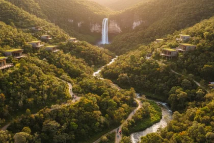 Panorama aereo di una valle verde con strutture di turismo sostenibile immerse nella natura, illustrazione del concetto di turismo responsabile e conservazione ambientale